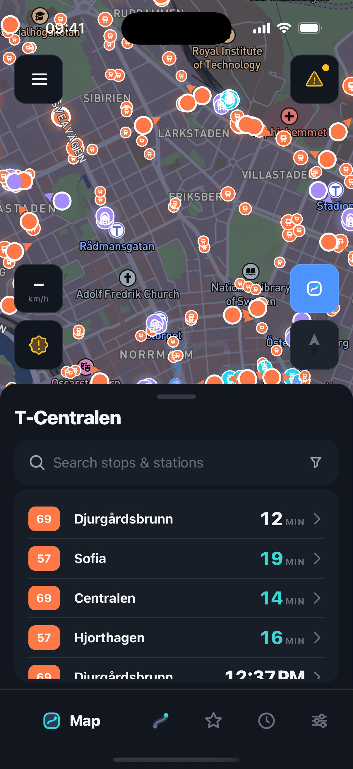 Samma vy i mörkt läge, där realtidstider framhävs i turkost.
